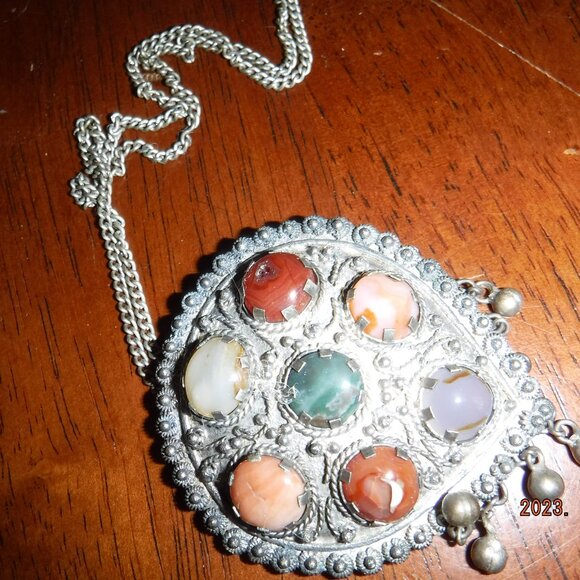 Agate Stones in a Vintage Necklace and Pendent on a silver tone setting - Picture 8 of 16